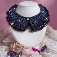 Plastron Tenue de Soirée Haute Couture brodé avec une dentelle Noire, toupies, cabochon Cristal et perles Hélix à laquelle s’ajoute des facettes pour une mise en forme avec des rocailles Jet Hématite